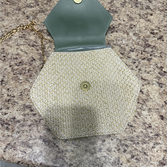 Brand New Chic Woven Crossbody With Gold Chain & Tassel Accent - Picture 5 of 11